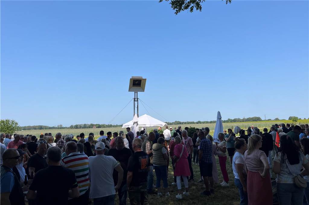 Die Bäume an der Vogelstange auf der Wiese am Hof Stegerhoff sorgten für wohltuenden Schatten.