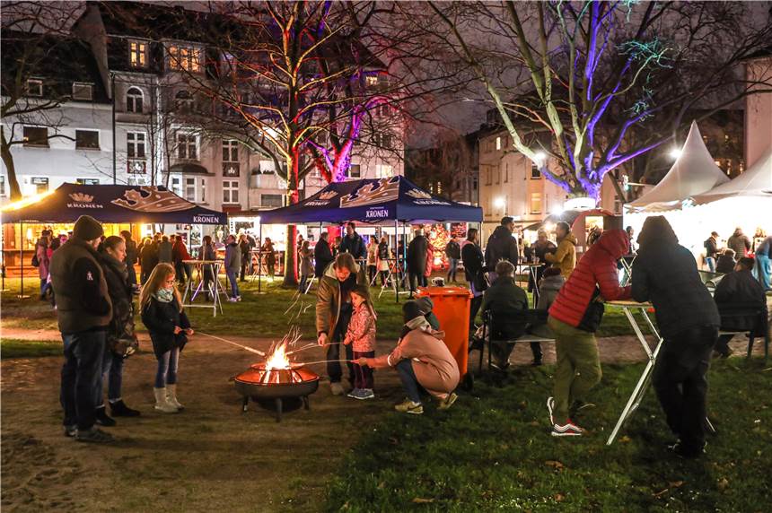 Das sind die Bilder vom Winterglühen im Kreuzviertel Die Bäume auf dem Vinckeplatz wurden beim Winterglühen von LED-Leuchten bunt angestrahlt.