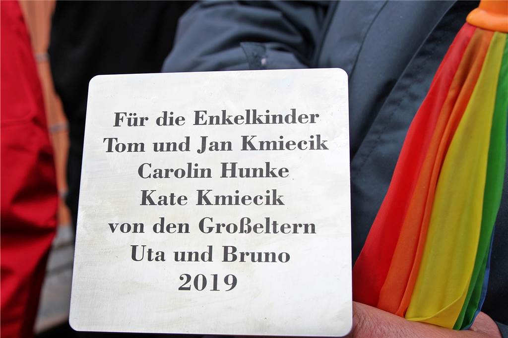 100 Euro für den eigenen Baum: Olfener wurden am Wochenende zu Baumpaten Die Bäume bekamen eine Plakette.
