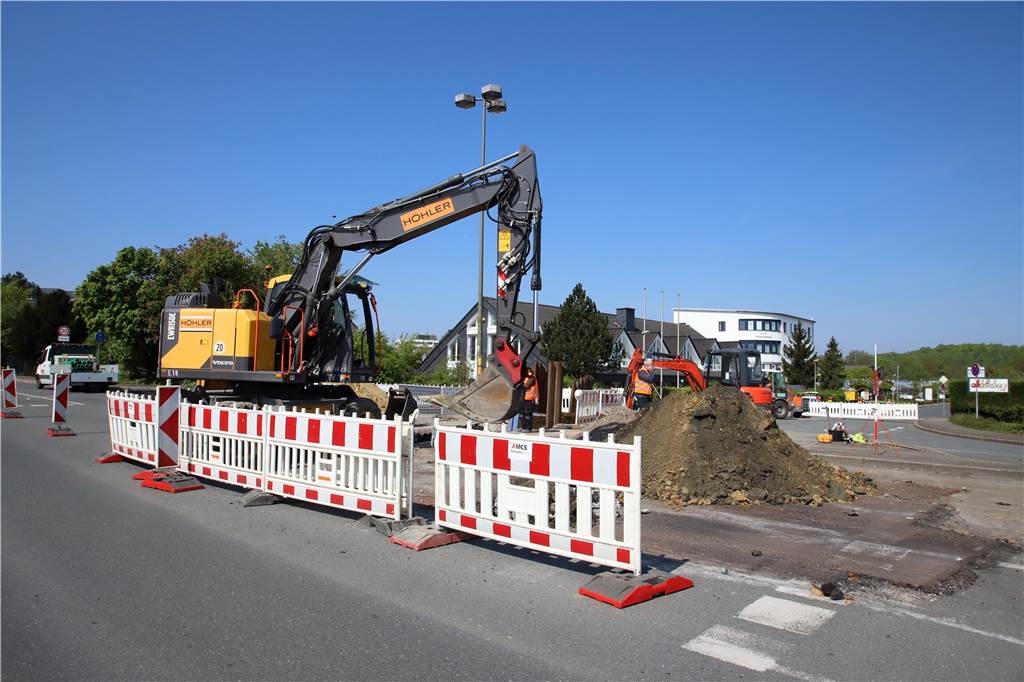 Die Bagger rollen seit Montag: Ein Kreisverkehr entsteht am Ortseingang von Brambauer.