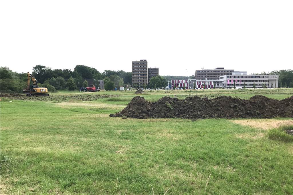 Bagger rollen am EvK: „Wir schaffen hier 220 bis 250 neue Arbeitsplätze“ Die Bagger sind unterwegs: Der Bauzeitenplan sieht vor, dass zunächst nach Kampfmitteln gesucht und dann richtig Gelände bewegt wird. Ab Juli soll es soweit sein.