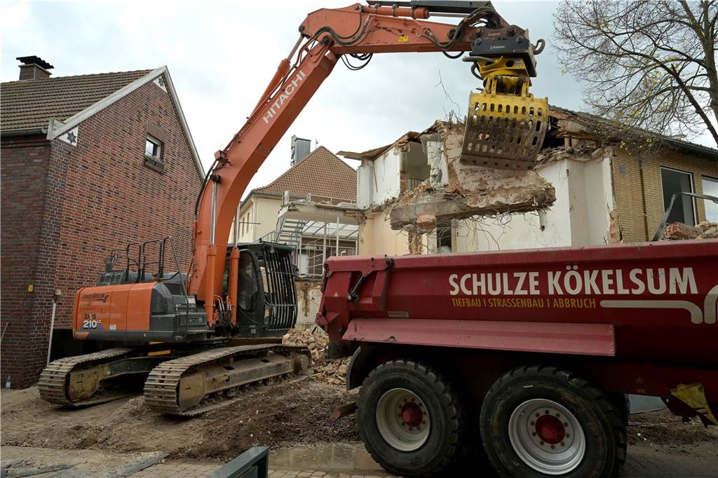 Das war das Jahr 2022: Tierisches, Kriminelles, Abriss und Neubau im Rückblick Die Baggerschaufel frisst sich durch das ehemalige Einrichtungshaus am Marktplatz, das zuletzt im Dienst der Stadt Olfen stand.