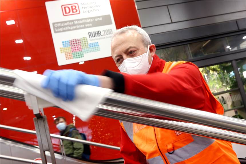 Die Bahn behandelt Handläufe und Aufzugknöpfe an 209 Bahnhöfen in Nordrhein-Westfalen mit diesem Lack, der die Viren-Übertragung stoppen soll.