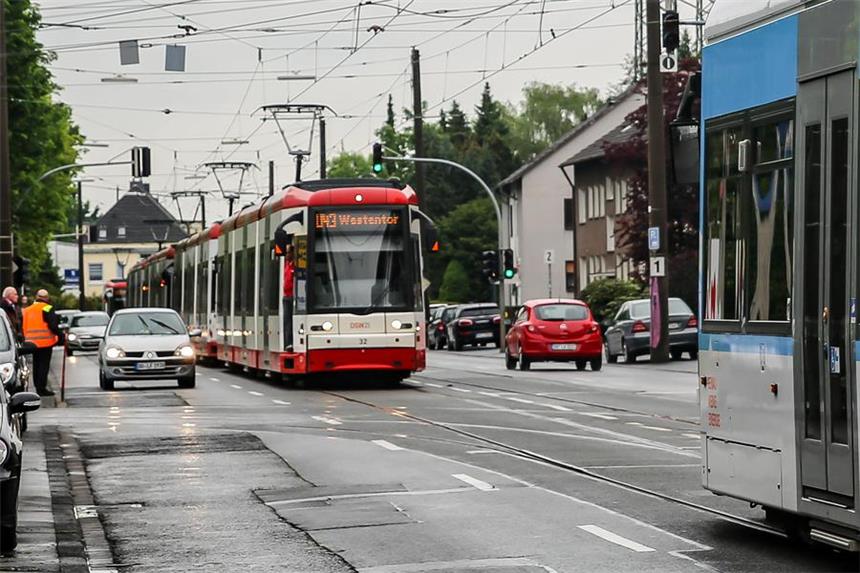 Stadtbahn stößt mit Auto zusammen - Linie war unterbrochen Die Bahn der Linie U43 hatte einen Unfall.