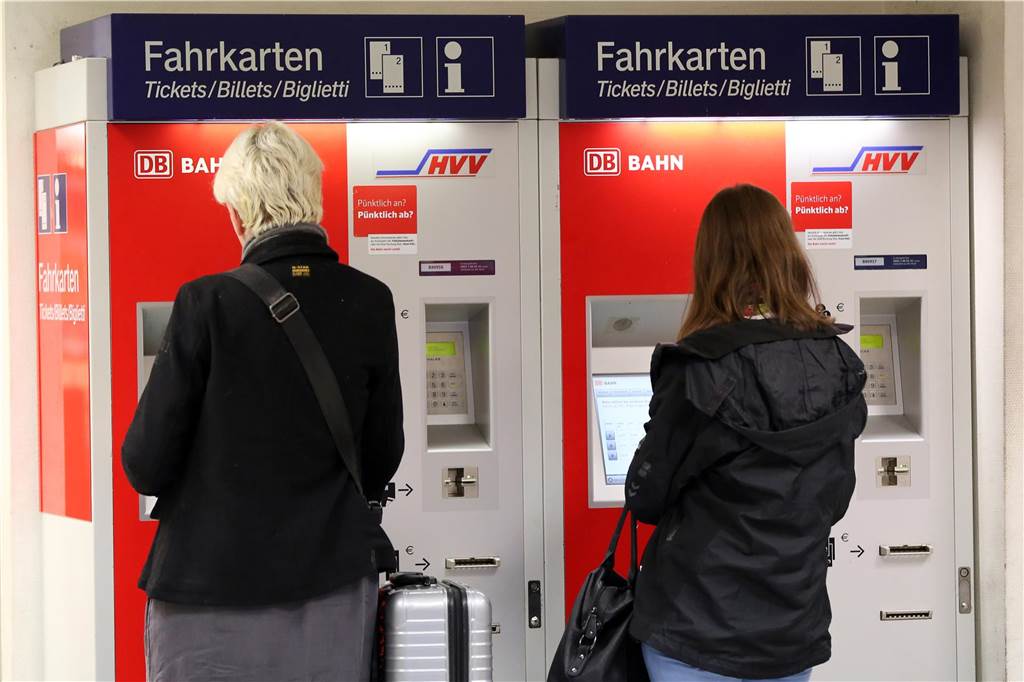 EVG plant bundesweiten Bahnstreik für Freitag: Zugausfälle und Verspätungen drohen Menschen kaufen Bahntickets