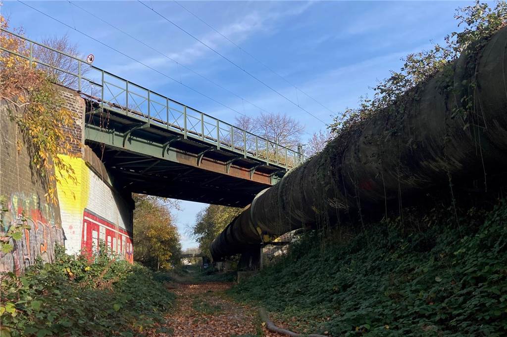 Radfahren auf alten Bahntrassen verspätet sich erneut Die Bahnbrücke am Massener Weg, die über die Radweg-Trasse führt, muss ersetzt werden.