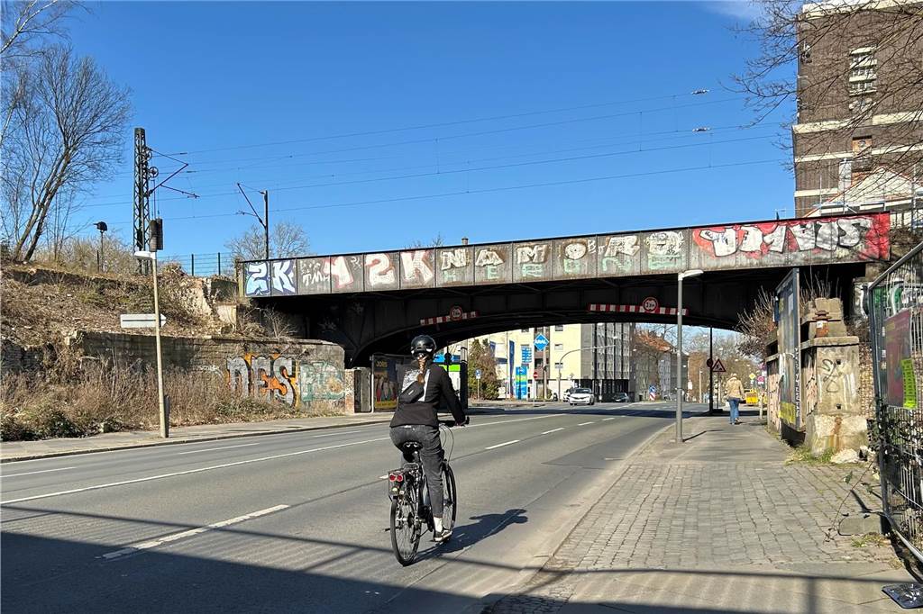Mehr Platz für Bus und Radverkehr: Umbau am Heiligen Weg dauert Eine Radfahrerin an den Bahnbrücken am Heiligen Weg.