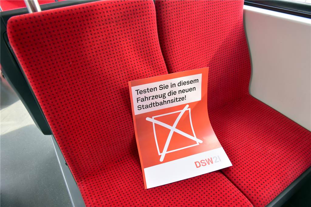 Sitztest in Dortmund: So könnten die Stadtbahnsitze künftig aussehen Die Bahnen, in denen die Sitze getestet werden können, sind von außen mit Schildern gekennzeichnet.