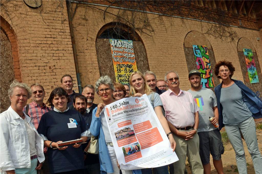 Graffiti, Theater und Schienenbusfahrten bei Geburtstagsparty des Bahnhofs in Dorsten Die "Bahnhofsfamilie" stellte das Programm der Geburtstagsfeier vor.