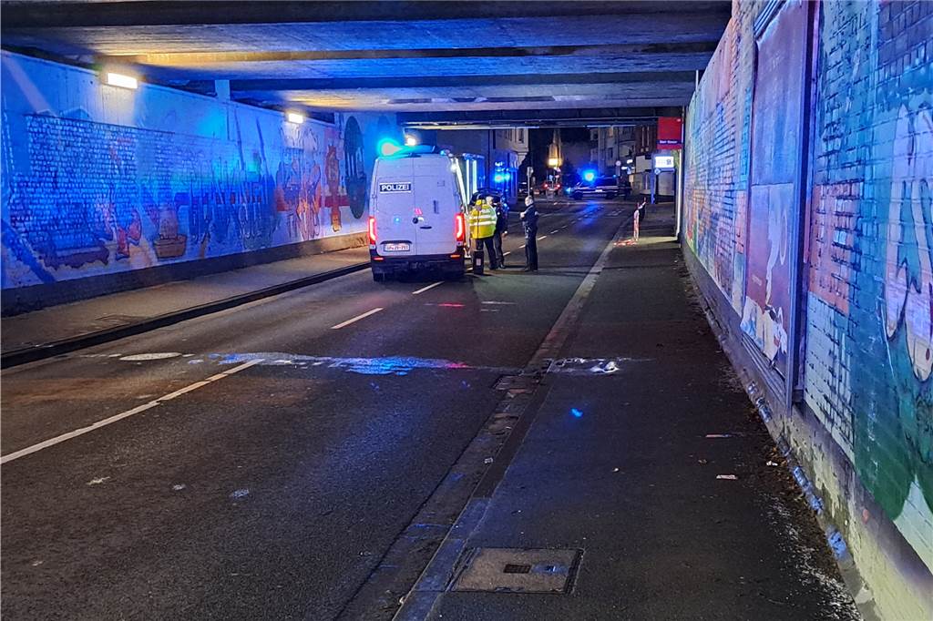 Die Bahnhofstraße wurde am späten Abend abgesperrt, der Verkehr umgeleitet.