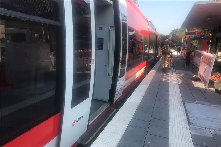 Züge der Bahn halten seit Dienstag wieder am Bahnhof Selm-Beifang Die Bahnsteigkante wurde nun angehoben. Pendler können bequem aussteigen.