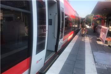 Die Bahnsteigkante wurde nun angehoben. Pendler können bequem aussteigen.
