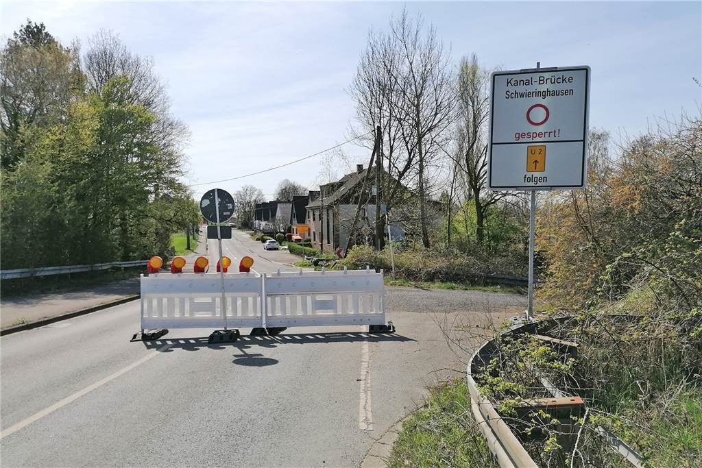 Die Baken sperren die Verbindung nach Brambauer, das Schild weist auf die gesperrte Kanalbrücke hin. In Schwieringhausen folgt eine Umleitung der nächsten.