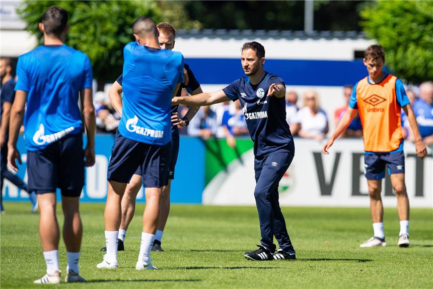 Bundesligist versucht auf China-Reise Spagat zwischen Sport und Sponsoring Die Balance zwischen Vorbereitung und PR muss Schalkes Trainer Domenico Tedesco bei der China-Reise finden.