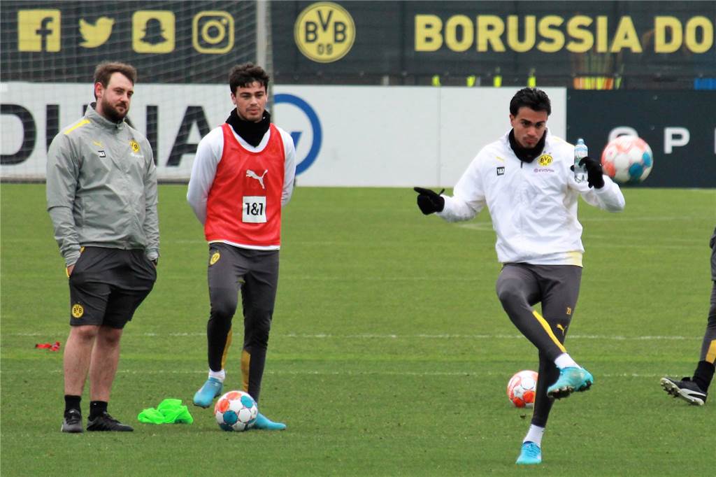 BVB-Brasilianer Reinier: Eine Leihe als Geschäft ohne Gewinner Die baldige Rückkehr von BVB-Profi Gio Reyna (2.v.l.) dürfte Reinier (am Ball) wieder einen Platz auf der Tribüne bescheren.