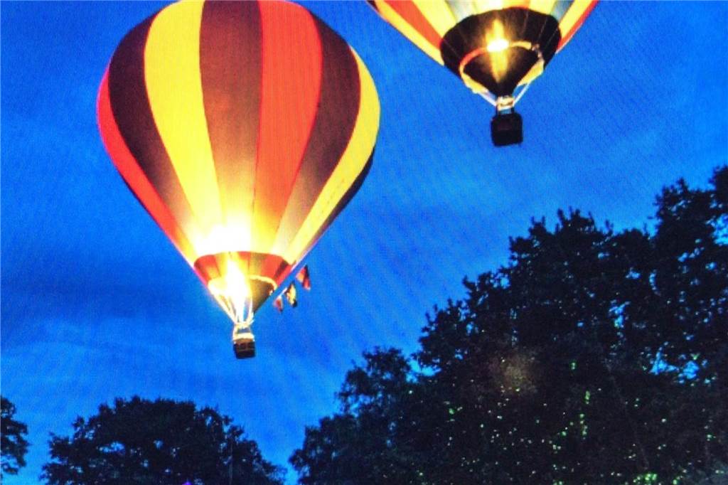 Winterglühen in Hombruch: Leuchtende Ballone über dem Marktplatz Heißluftballon
