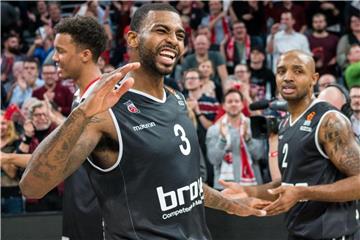 Die Bamberger um Dorell Wright (M.) stehen vor dem Pokal-Hit gegen die Bayern unter Druck. Foto: Nicolas Armer