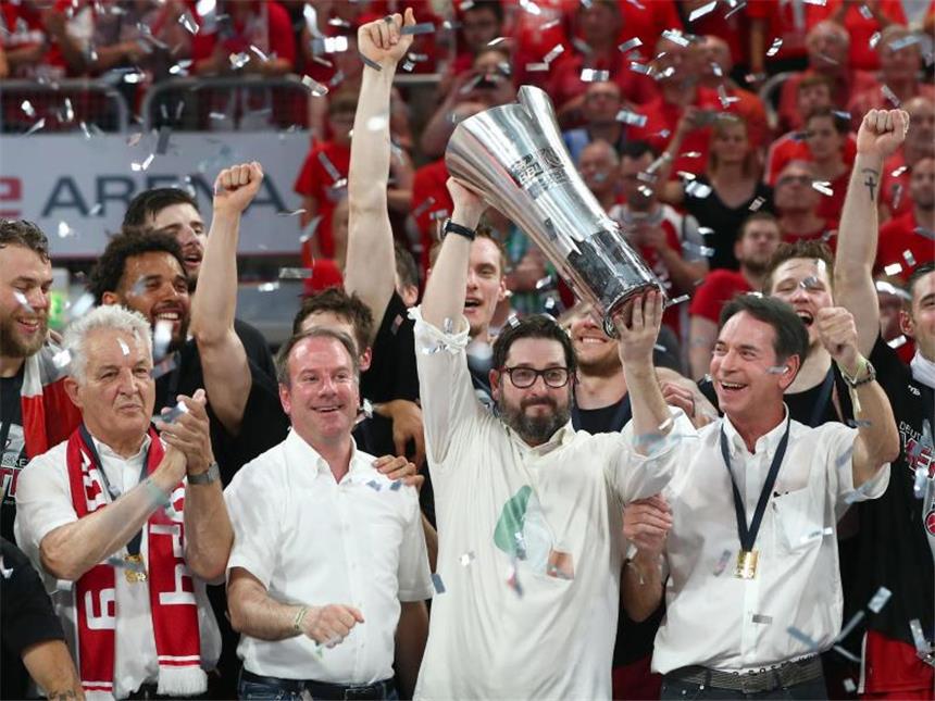 Die Bamberger um Trainer Andrea Trinchieri (M.) wollen erneut deutscher Meister werden. Foto: Daniel Karmann