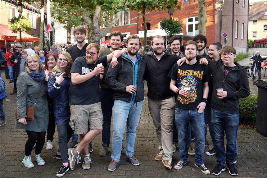 Rock, Country und „echte Nachbarschaftshilfe“ bei Rock am Roggenmarkt Die Band „Below The Sunset“ brachte Freunde zur Unterstützung mit.