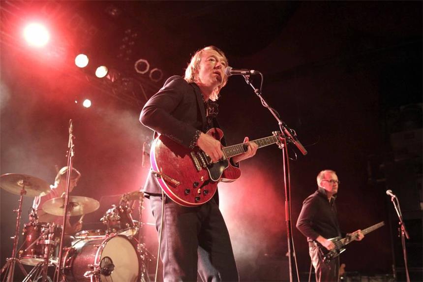 Blumfeld melden sich mit großartigem Auftritt zurück Die Band Blumfeld um Jochen Distelmeyer meldete sich mit einem großartigen Auftritt in Köln zurück.