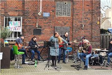 Die Band "FlyHigh" spielte für die Menschen in der Ukraine.