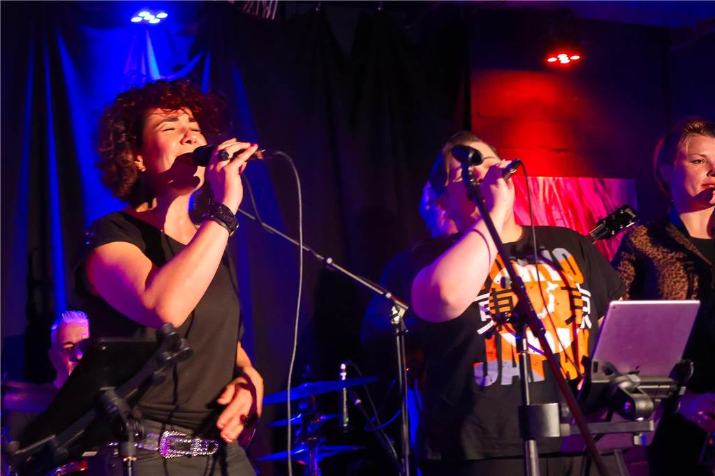 Feuerwerk und viel Musik: Extraschicht lockt Tausende nach Dorsten Die Band Haldenrock begeisterte die Musikfans im Vinylcafe.
