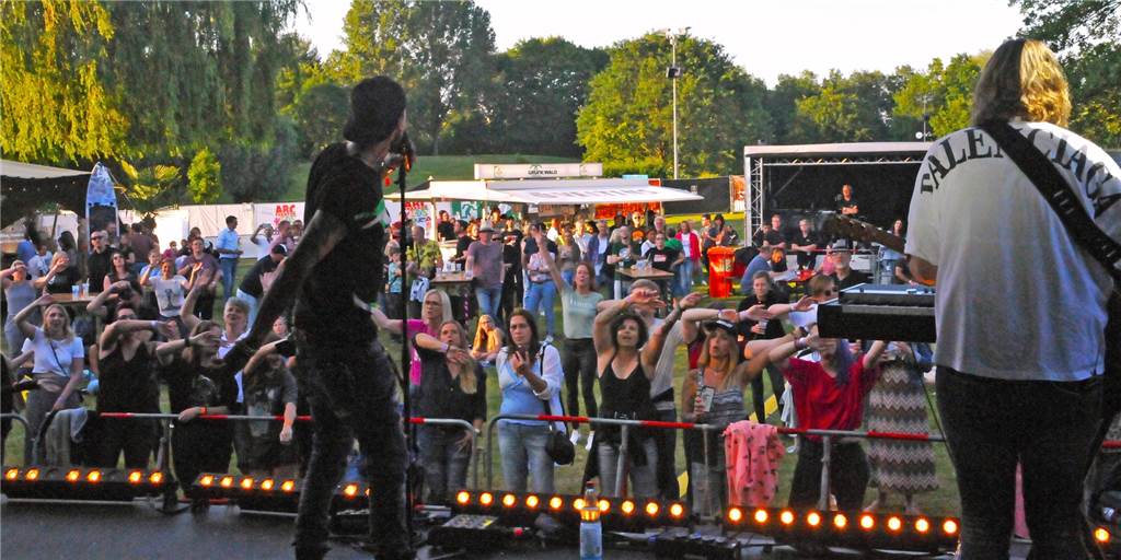Sperenzken Open-Air: Sommer, Sonne, Stimmung und starke Musik (mit Video) Die Band „Kuult“ und viele weitere begeisterten beim Sperenzken Open-Air das Ahauser Publikum.