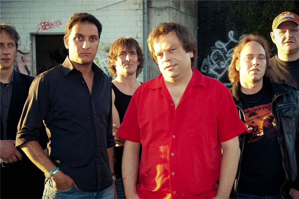 Die Band LiveWire zeichnet sich durch einen hochwertigen und doch massentauglichen Sound aus. Livewire geht als Hochzeitsband, Maturaballband oder Begleitung. (Sa. 20.15 Uhr).