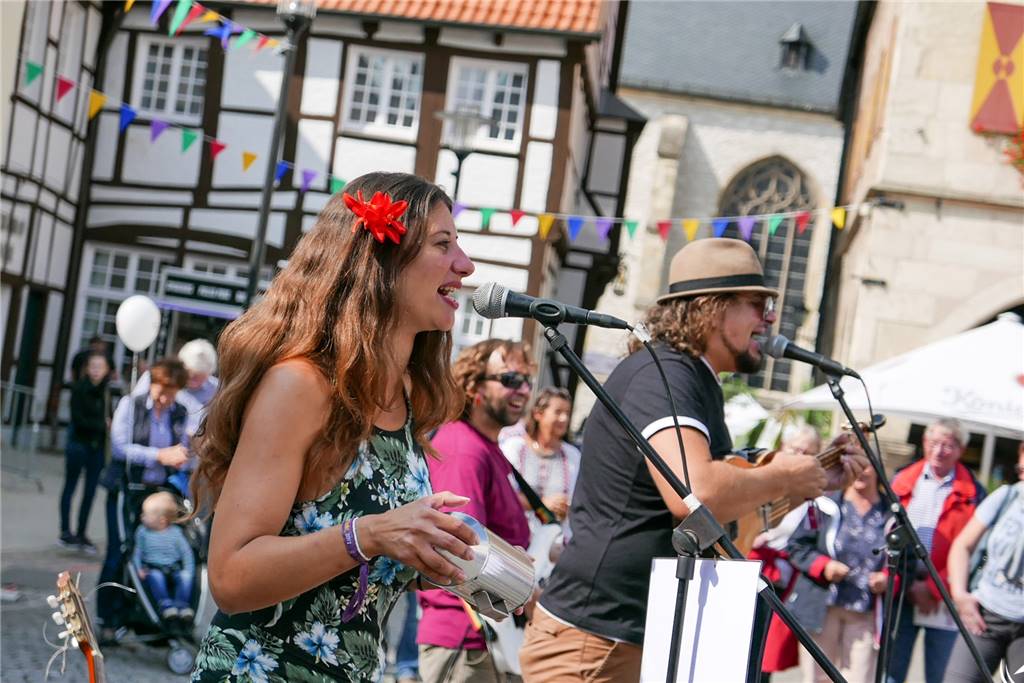 Straßenfestival Werne: Großes Lob der Künstler - emotionale Momente bei der Suche nach Acts Zwei Leute singen