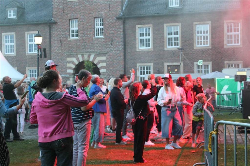 Viele Leute versammelten sich vor dem Ahauser Schloss, um die Band "Sir Williams" spielen zu hören.