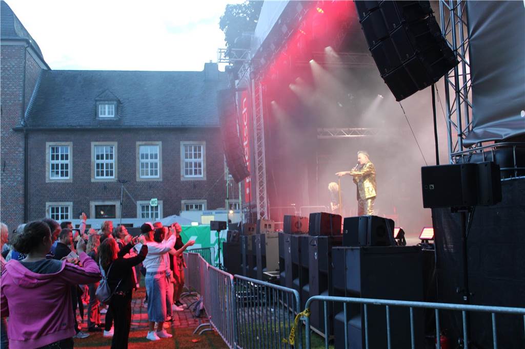 Viele Leute versammelten sich vor dem Ahauser Schloss, um die Band "Sir Williams" spielen zu hören.