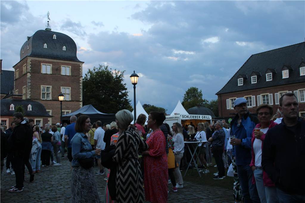 Viele Leute versammelten sich vor dem Ahauser Schloss, um die Band "Sir Williams" spielen zu hören.