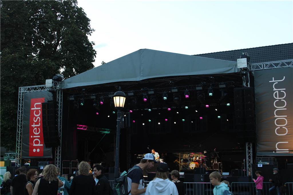 Viele Leute versammelten sich vor dem Ahauser Schloss, um die Band "Sir Williams" spielen zu hören.