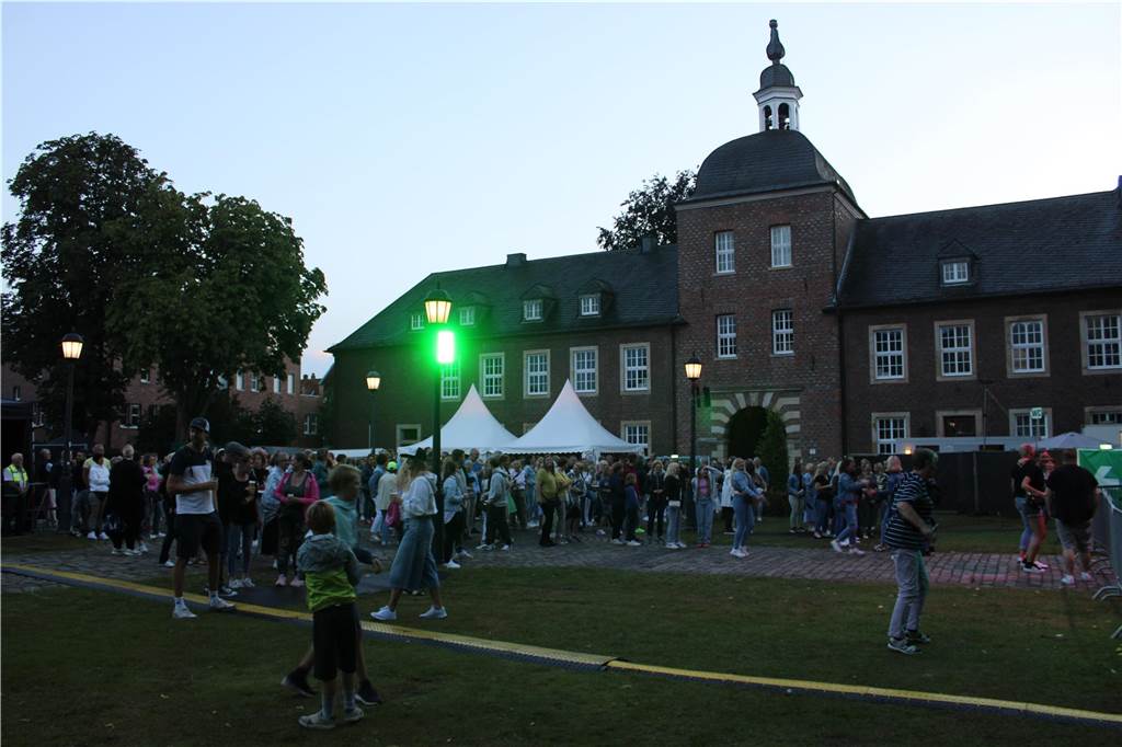 Viele Leute versammelten sich vor dem Ahauser Schloss, um die Band "Sir Williams" spielen zu hören.