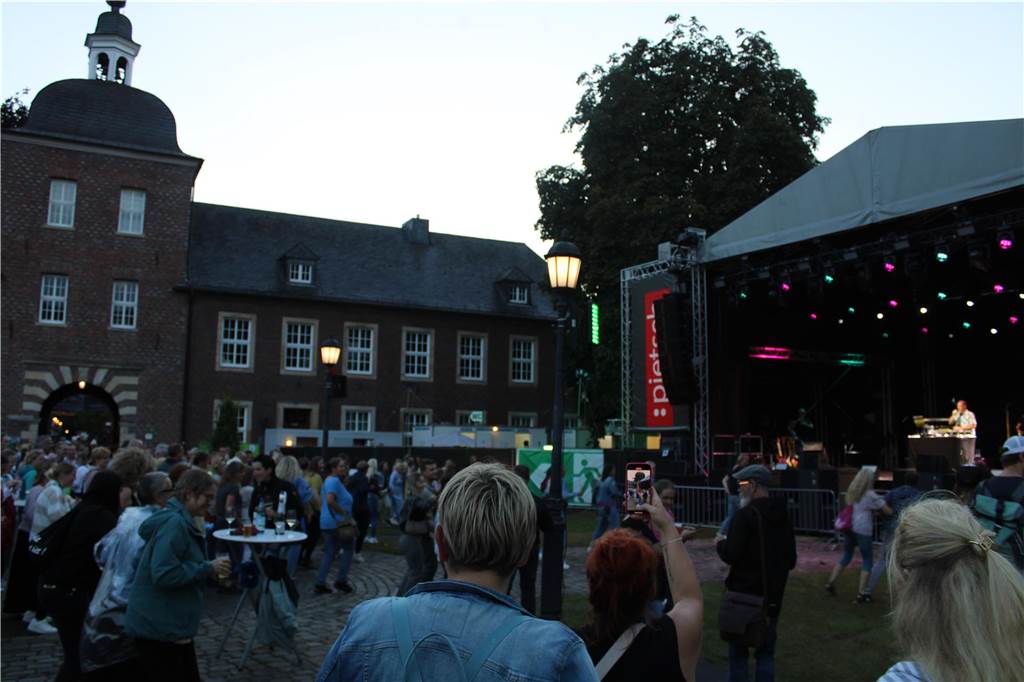 Viele Leute versammelten sich vor dem Ahauser Schloss, um die Band "Sir Williams" spielen zu hören.