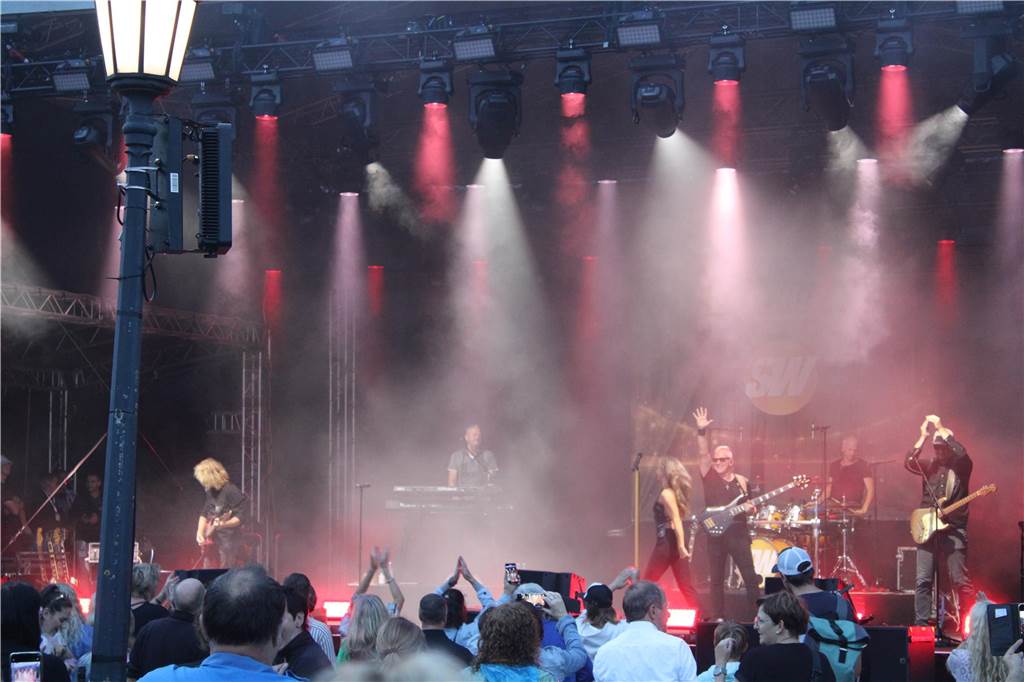 Viele Leute versammelten sich vor dem Ahauser Schloss, um die Band "Sir Williams" spielen zu hören.