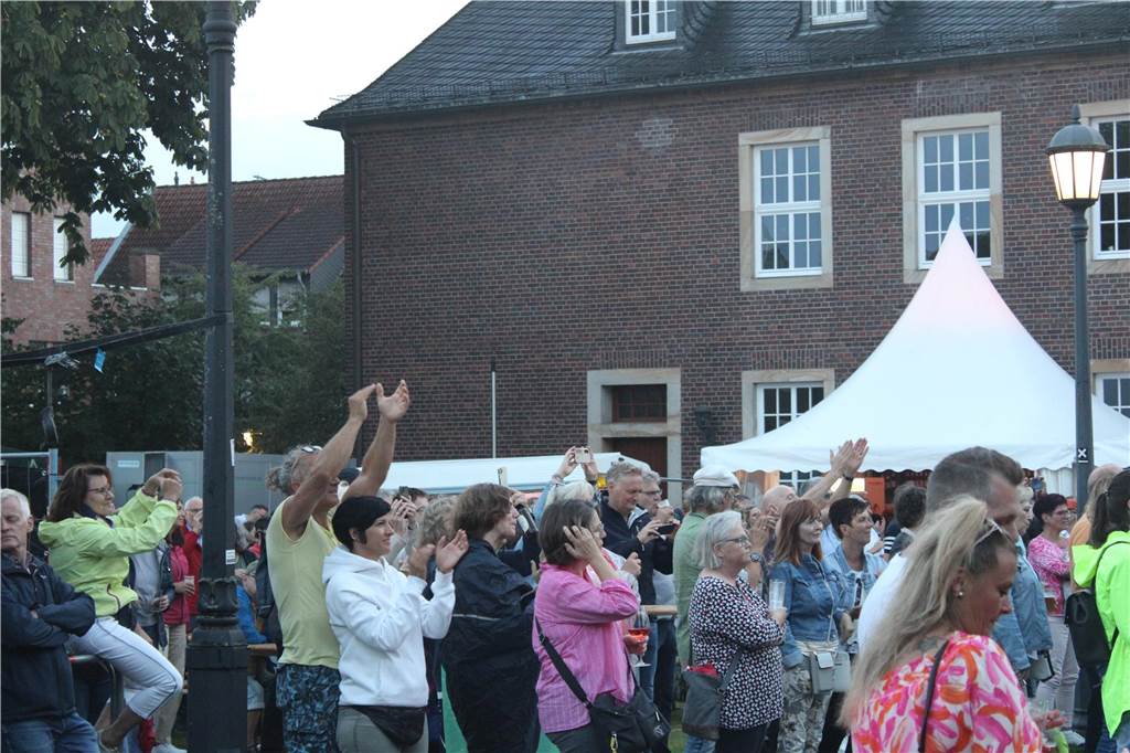 Viele Leute versammelten sich vor dem Ahauser Schloss, um die Band "Sir Williams" spielen zu hören.