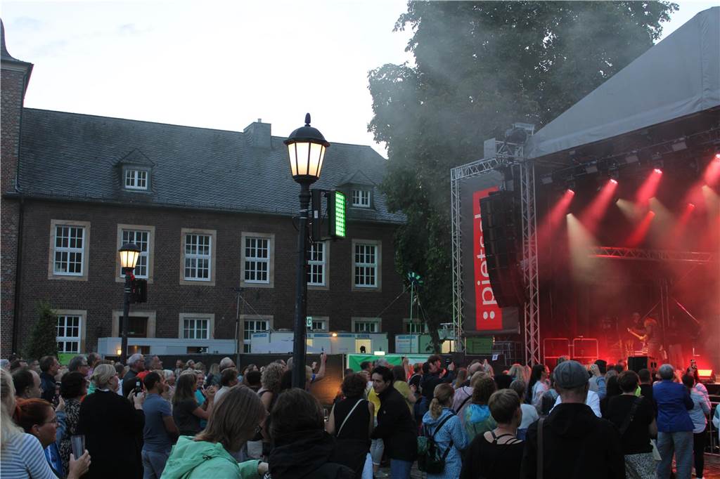 Viele Leute versammelten sich vor dem Ahauser Schloss, um die Band "Sir Williams" spielen zu hören.