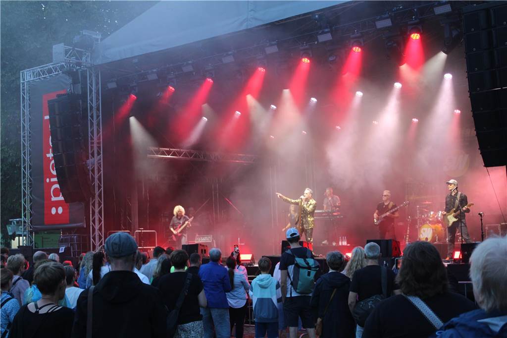 Viele Leute versammelten sich vor dem Ahauser Schloss, um die Band "Sir Williams" spielen zu hören.
