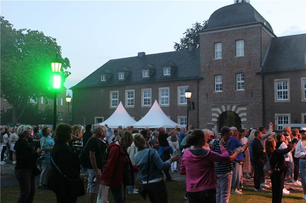 Viele Leute versammelten sich vor dem Ahauser Schloss, um die Band "Sir Williams" spielen zu hören.