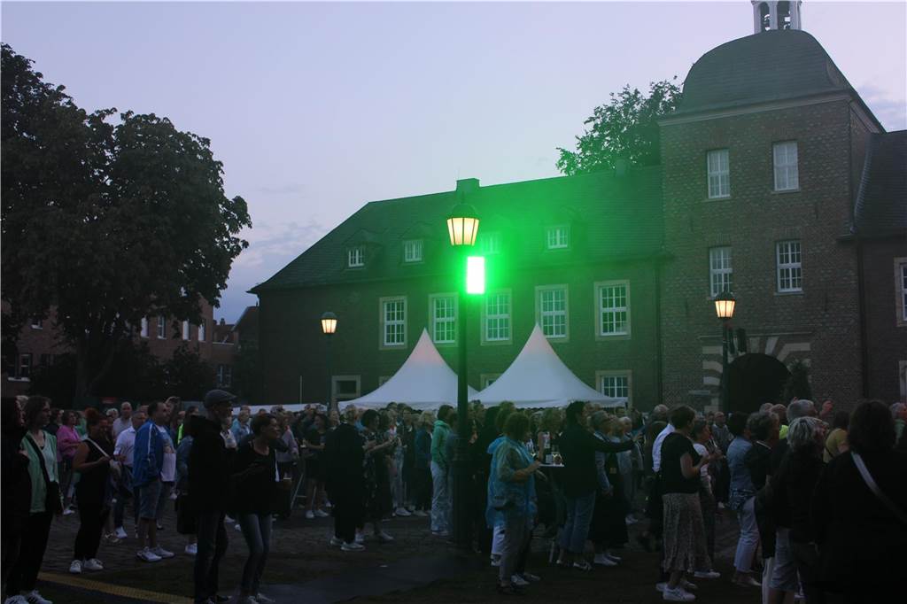 Viele Leute versammelten sich vor dem Ahauser Schloss, um die Band "Sir Williams" spielen zu hören.