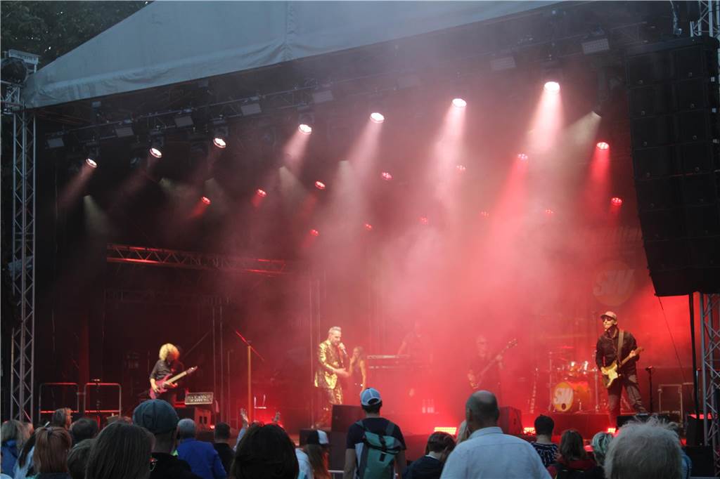 Viele Leute versammelten sich vor dem Ahauser Schloss, um die Band "Sir Williams" spielen zu hören.