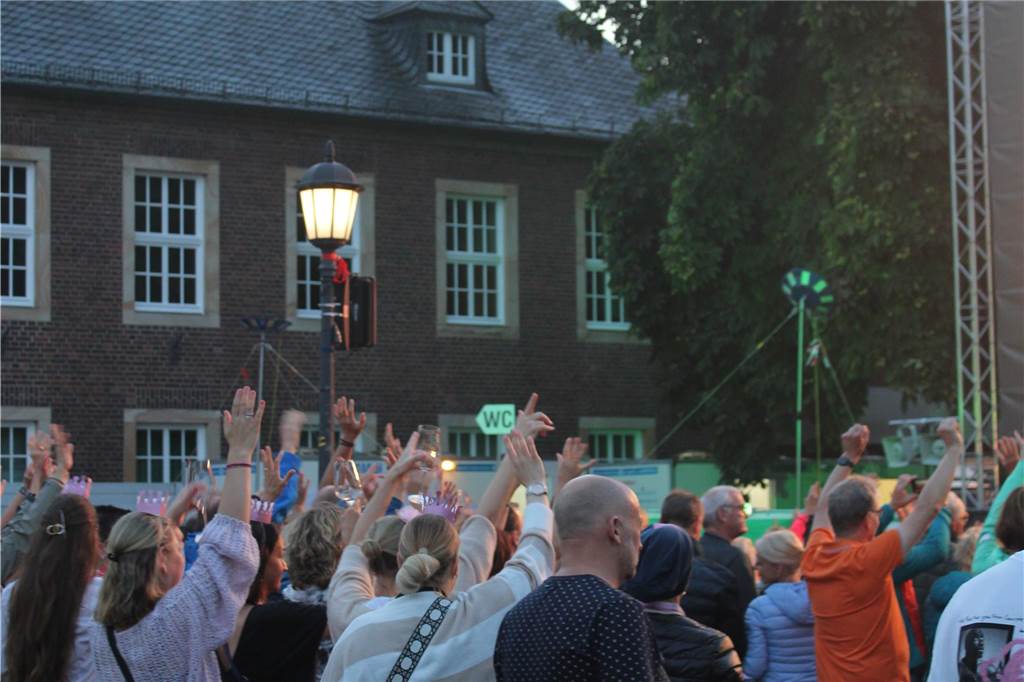 Viele Leute versammelten sich vor dem Ahauser Schloss, um die Band "Sir Williams" spielen zu hören.