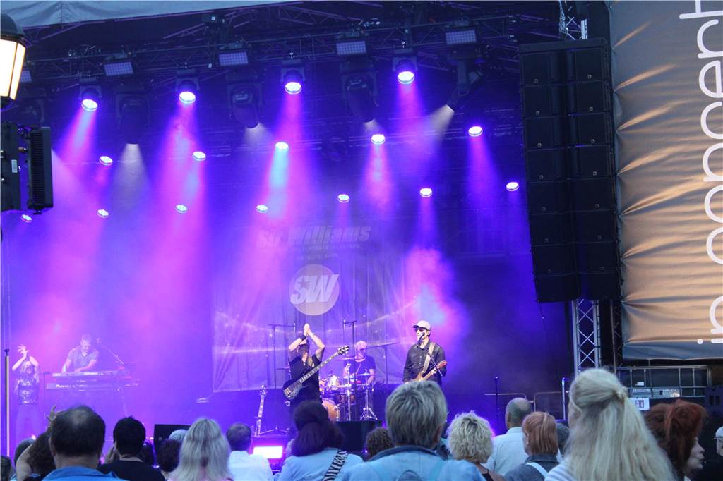 Viele Leute versammelten sich vor dem Ahauser Schloss, um die Band "Sir Williams" spielen zu hören.