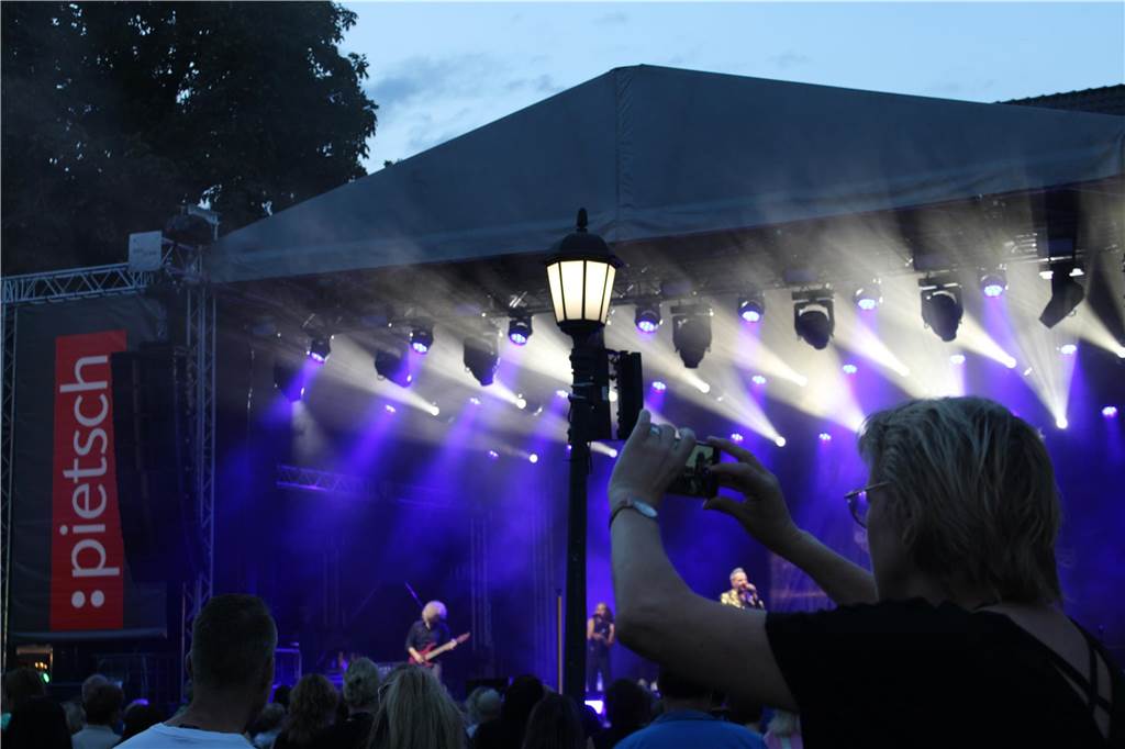 Viele Leute versammelten sich vor dem Ahauser Schloss, um die Band "Sir Williams" spielen zu hören.