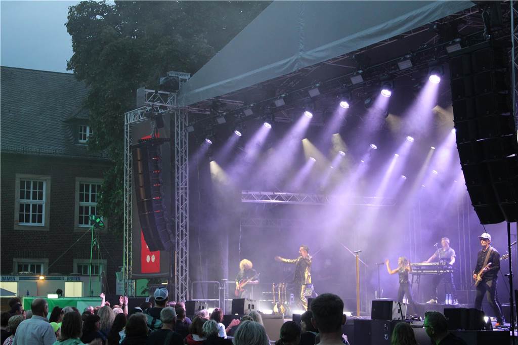 Viele Leute versammelten sich vor dem Ahauser Schloss, um die Band "Sir Williams" spielen zu hören.
