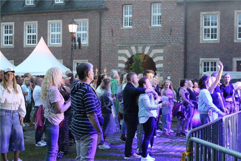 Viele Leute versammelten sich vor dem Ahauser Schloss, um die Band "Sir Williams" spielen zu hören.