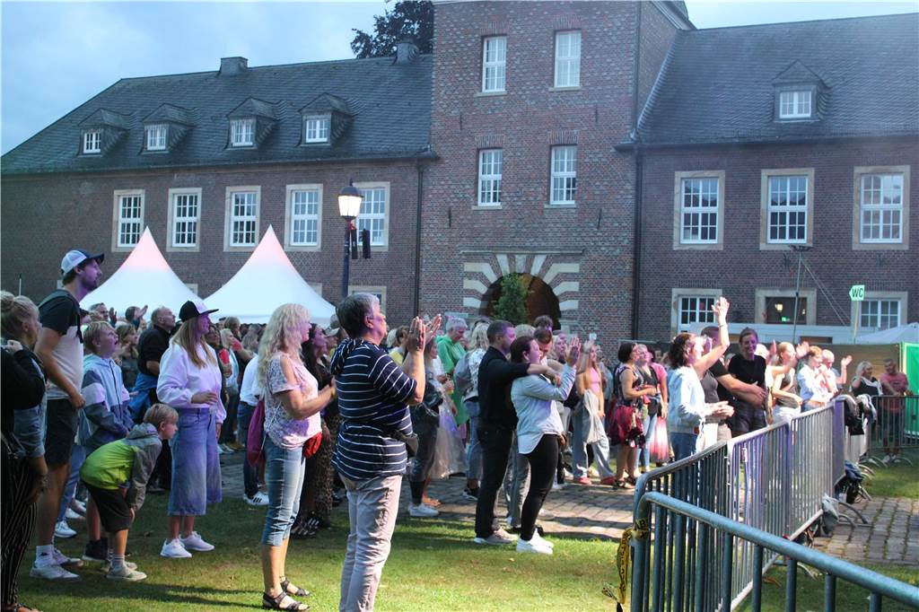 Viele Leute versammelten sich vor dem Ahauser Schloss, um die Band "Sir Williams" spielen zu hören.