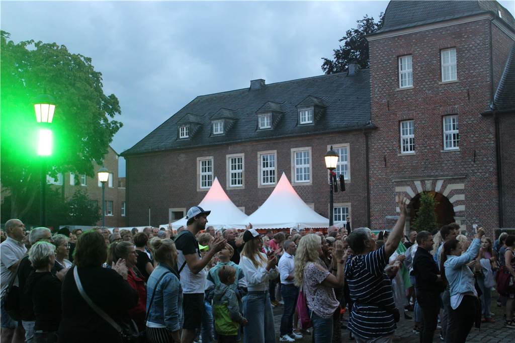 Viele Leute versammelten sich vor dem Ahauser Schloss, um die Band "Sir Williams" spielen zu hören.