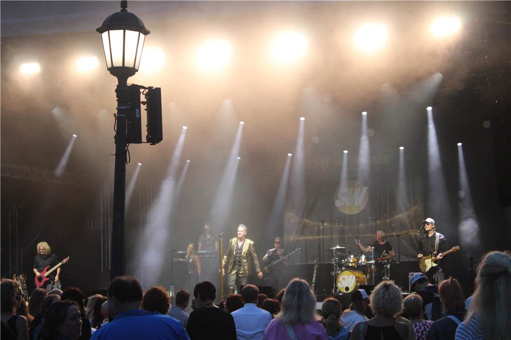 Viele Leute versammelten sich vor dem Ahauser Schloss, um die Band "Sir Williams" spielen zu hören.